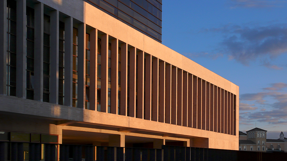 Fachada posterior de las Cortes de Castilla y León